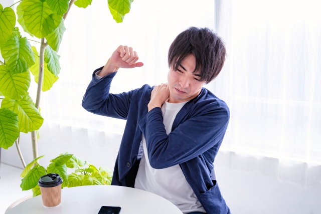 肩の痛みで悩んでいる男性 肩の痛みで悩んでいる男性
