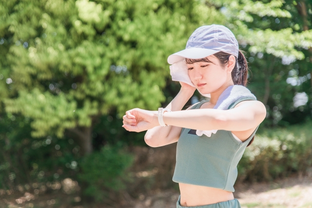 暑熱順化について　汗をかく女性