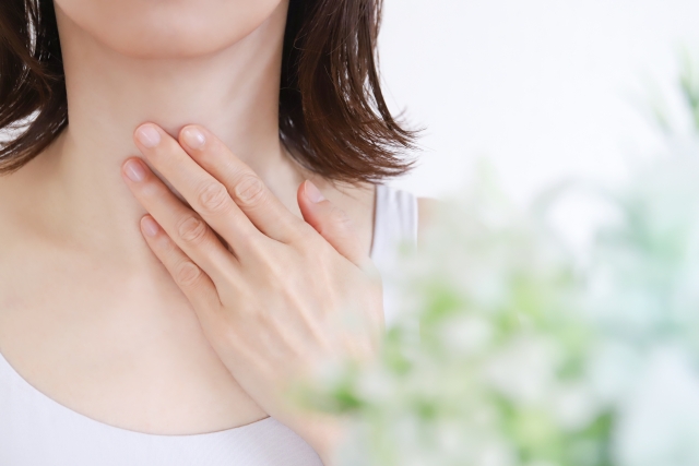 喉の痛みを訴える80代女性 喉の痛みを訴える80代女性