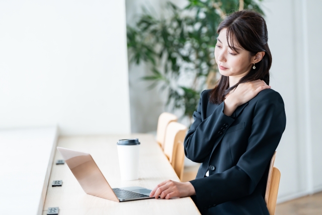 PC作業で肩こりに悩む女性