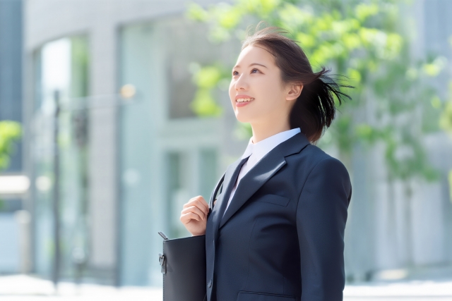 新入社員で頑張る女性 新入社員で頑張る女性
