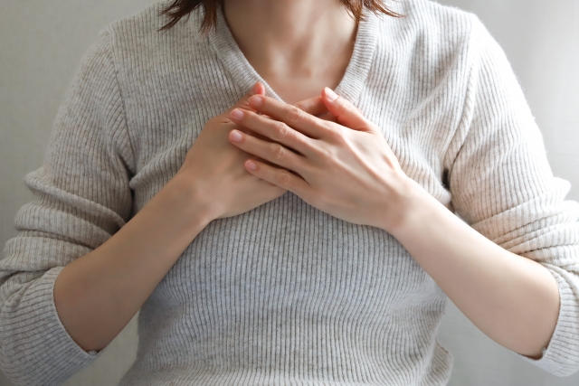 動悸で苦しむ女性
