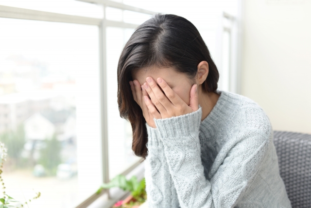 不安感を感じる女性