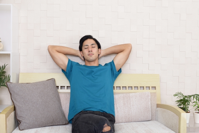 仕事が終わってくつろぎたい夫